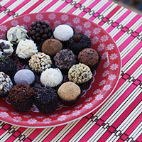 Caixinha com 32 Brigadeiros - Você pode escolher até 8 sabores.